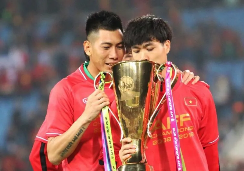 nguyễn công phượng nâng cúp