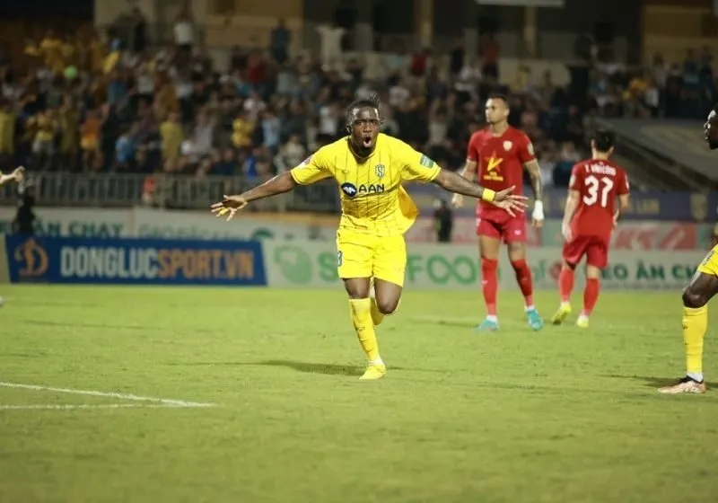 Abdoulaye Diallo ghi bàn