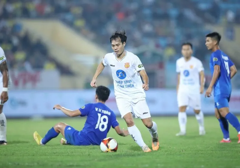 tiền vệ nguyễn văn toàn