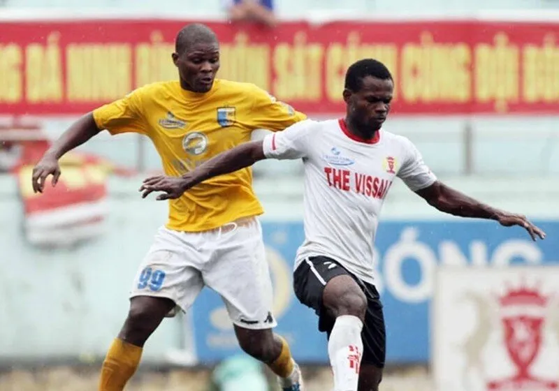 Hoàng Vissai thi đấu tại nhiều CLB