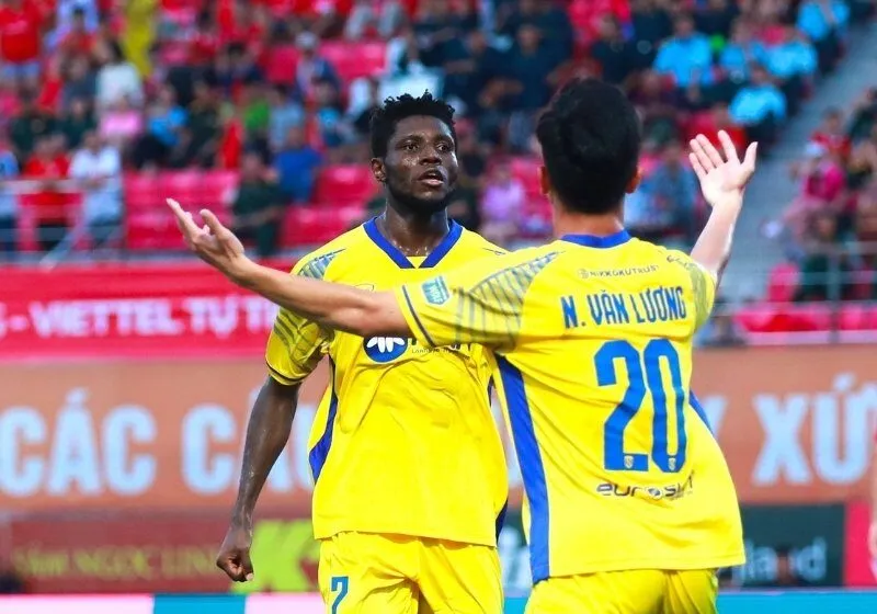 Olaha còn có nhiều pha kiến tạo và tham gia tích cực vào lối chơi chung