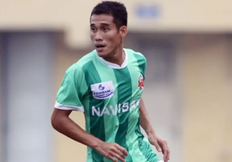 Nirut Surasiang đóng vai trò phòng ngự