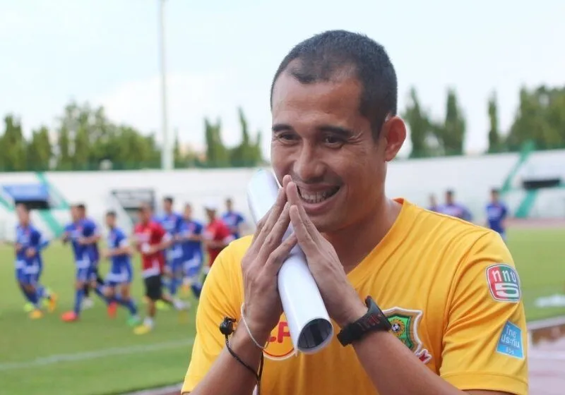 Nirut Surasiang và fan hâm mộ