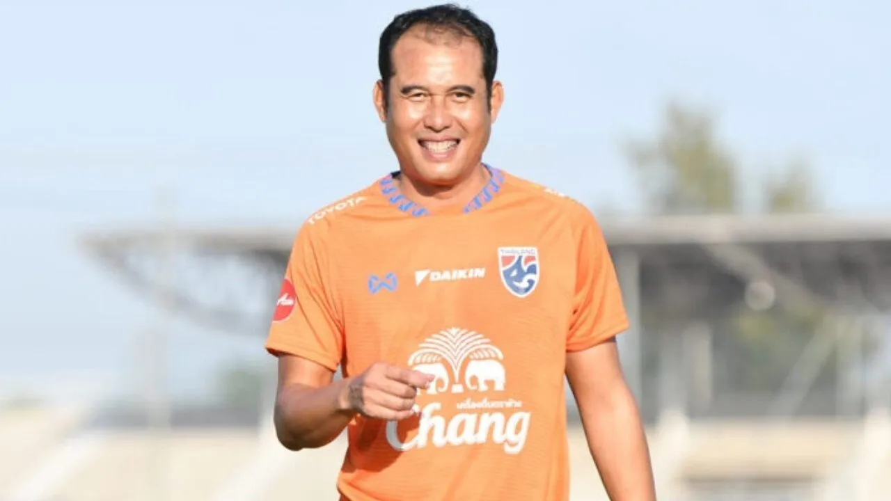 hậu vệ Nirut Surasiang