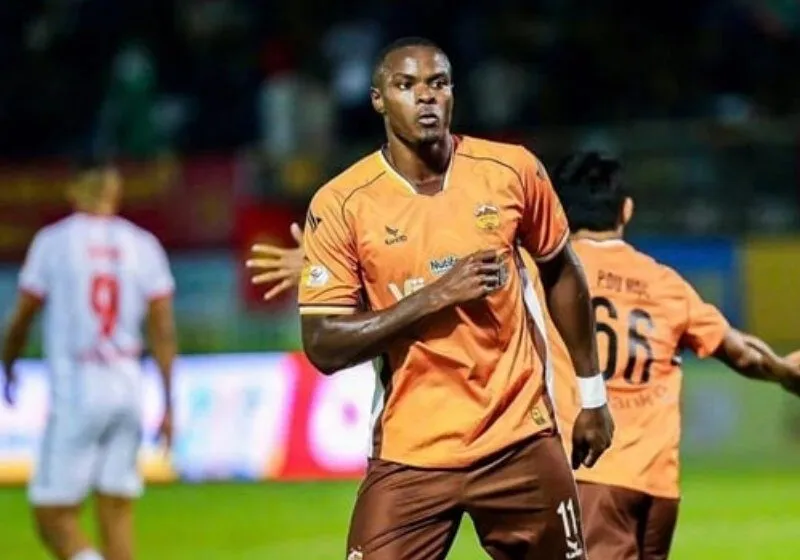 tiền đạo Washington Brandão